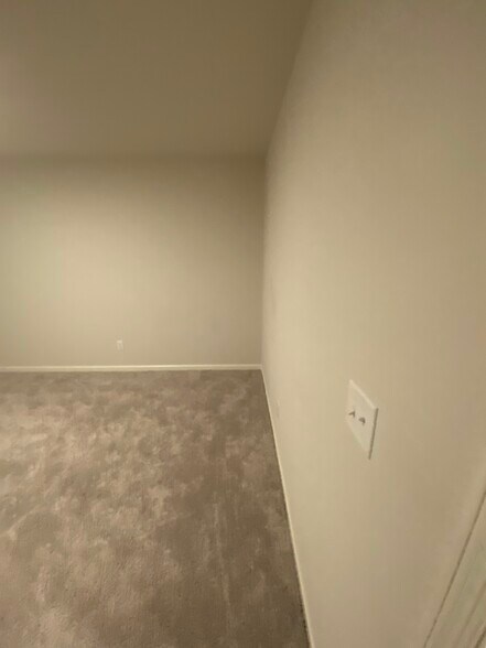 Building Photo - 427 Silo Ct