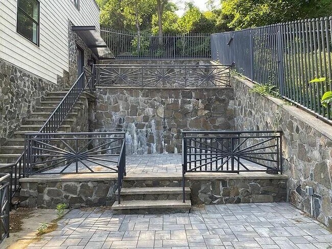 Building Photo - 9009 Riverside Pl