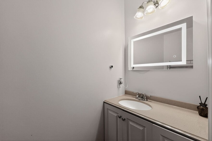 Building Photo - 6415 Evergreen Ct