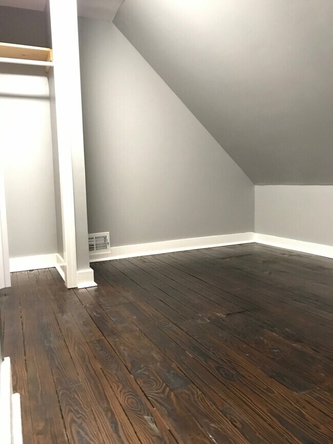 Building Photo - 353 Poplar St