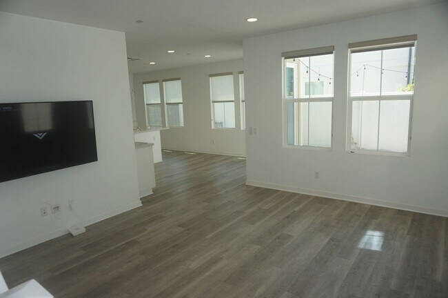 Building Photo - Stunning 4 Bedroom 3 Bath Plus Loft Home i...