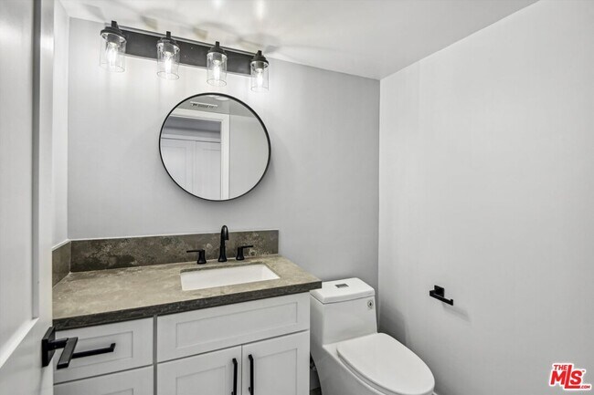 Building Photo - 819 E La Palma Dr