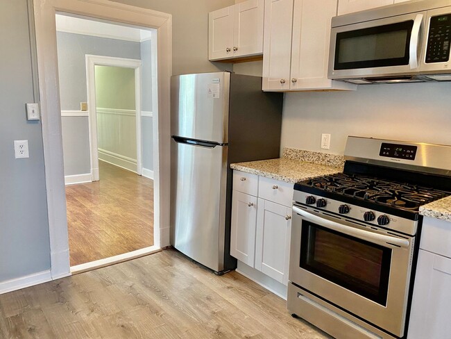 Building Photo - 2BR/1BA Edwardian with Renovated Kitchen &...