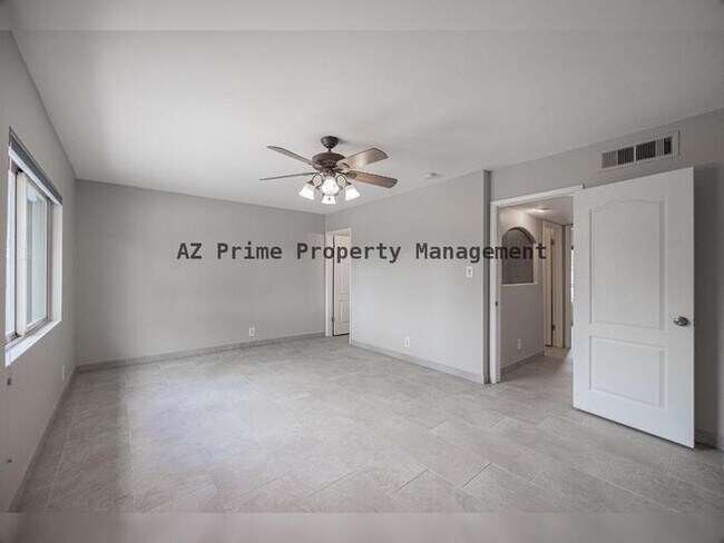 Building Photo - 542 W Pampa Ave