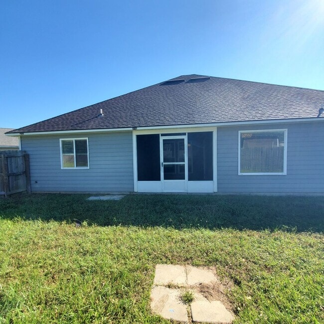 Building Photo - Spacious 4-Bedroom Home with Modern Featur...