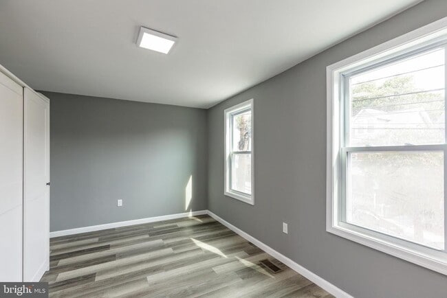 Building Photo - 454 Old Elm St