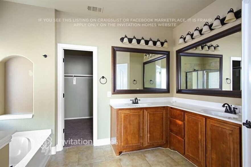 Building Photo - 1204 Litchfield Ln