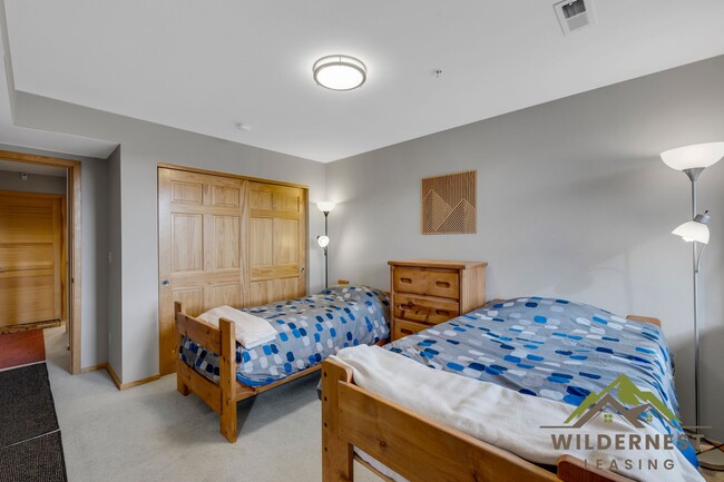 Building Photo - Spacious Townhome with Amazing Views