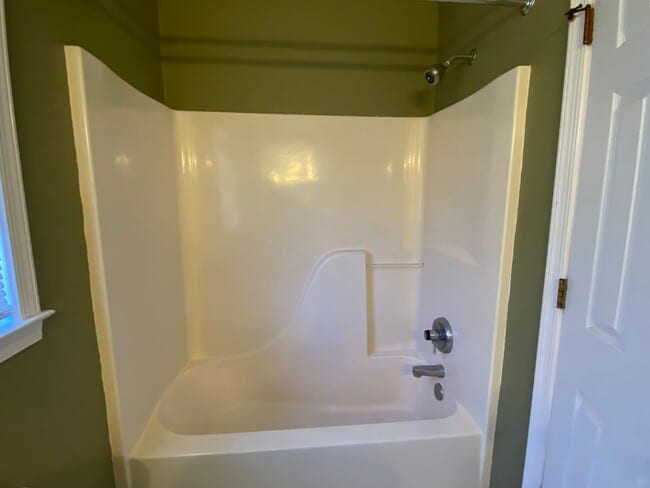 Building Photo - Great location In Mechanicsville! Three bedrooms plus bonus room/fourth bedroom, 2.5 baths and ga...