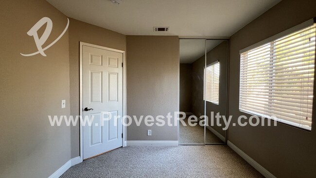 Building Photo - 4 Bed, 2.5 Bath Hesperia Home!!