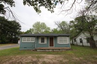 Building Photo - Charming 2-Bedroom Home with a Perfect Ble...