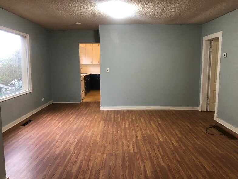 Building Photo - 320 SE High St