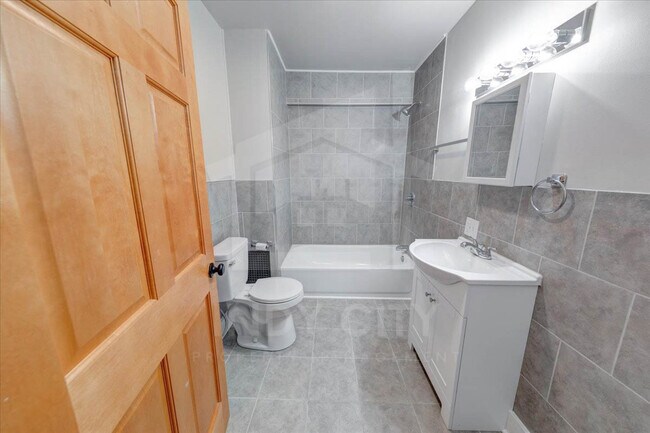 Building Photo - 622 N Mulberry St