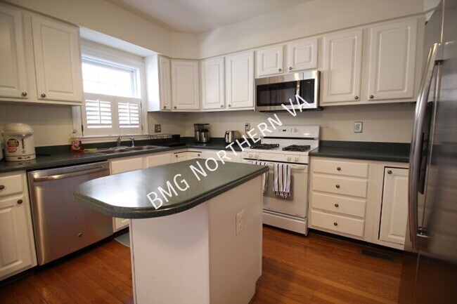 Building Photo - 2304 N Greenbrier Ct