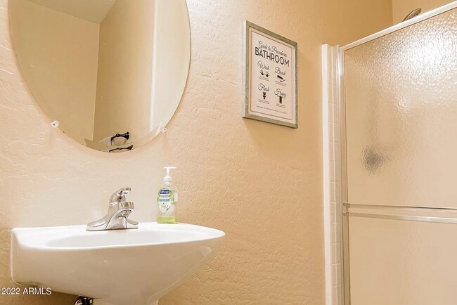 Building Photo - 1015 S Val Vista Dr