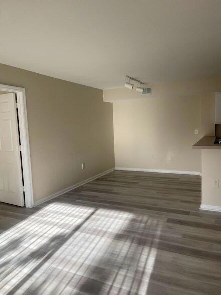 Building Photo - 171 SW Palm Dr