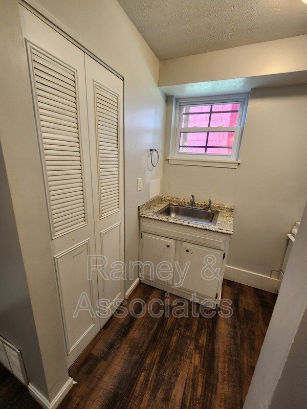 Building Photo - 1300 Oakwood Ave