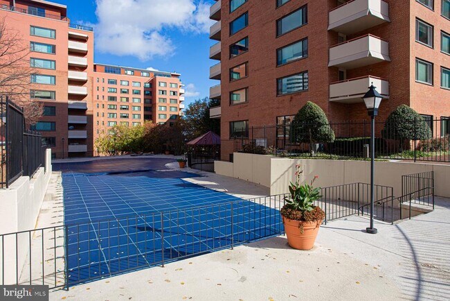 Building Photo - 1121 Arlington Blvd