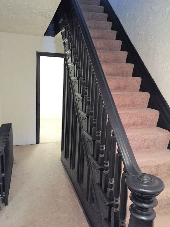 Building Photo - Mt. Washington house, 3 bedroom 2 1/2 bath house with great kitchen, yard, laundry June 1st