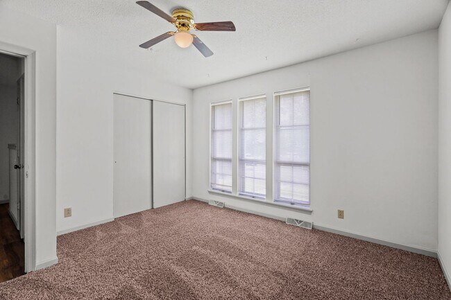 Building Photo - 1304 Essex Ct