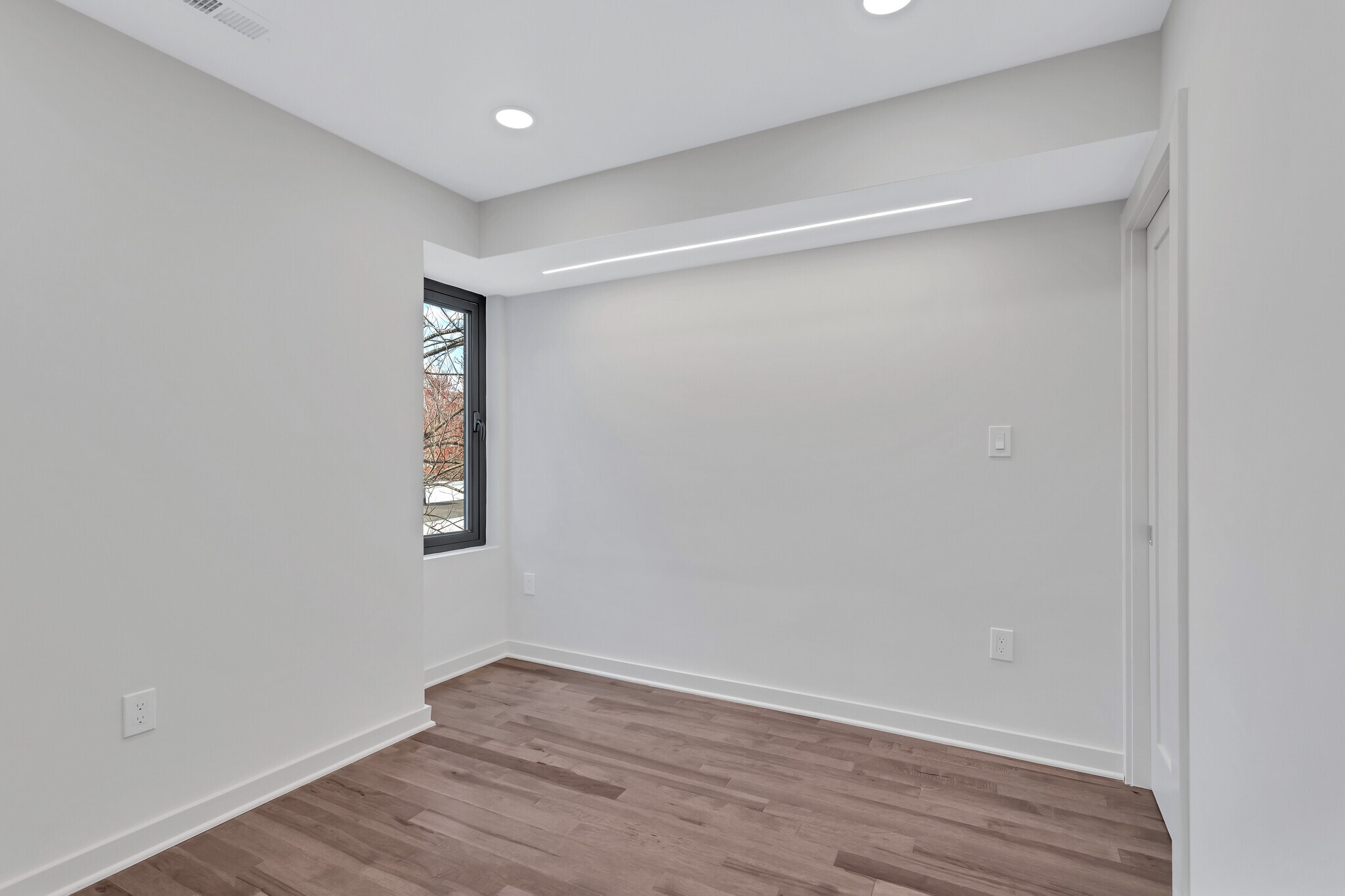 Building Photo - 909 I St NE