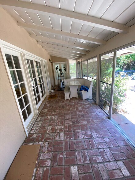 Screened in porch - 23724 Aetna St