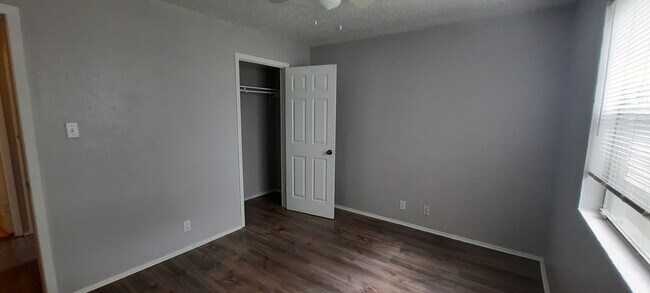 Building Photo - 823 Taulbee Ln