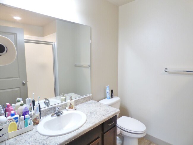 Building Photo - Great 4 Bd 3.5 Bath Townhome