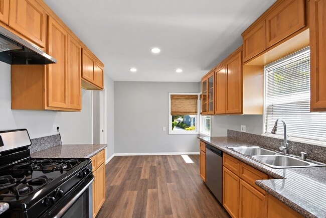 Building Photo - 1425 Termino Ave