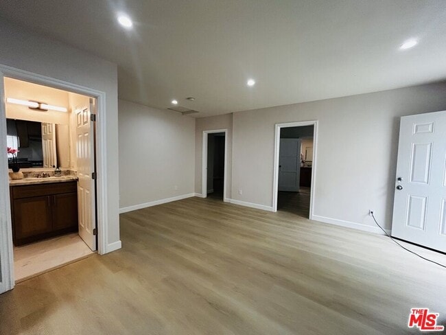 Building Photo - 2707 Kelburn Ave