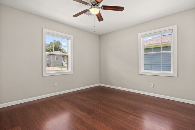 Building Photo - 2318 Pecan St