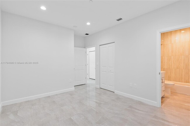 Building Photo - 5745 SW 44th Ct