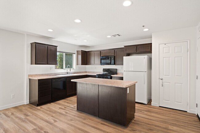 Building Photo - Beautiful Two-Story Home with Spacious Open Floor Plan!