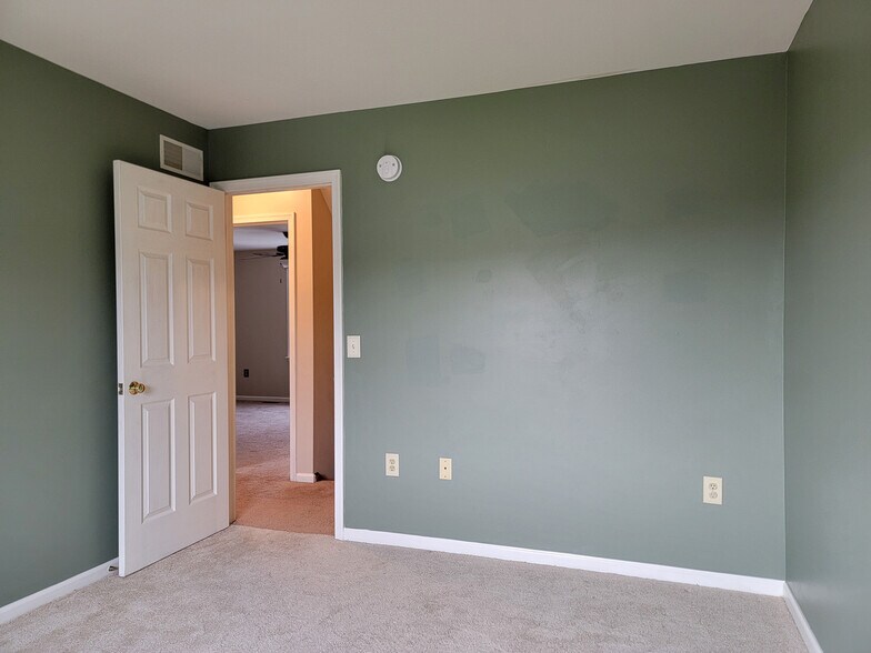 Building Photo - 390 Acorn Cir