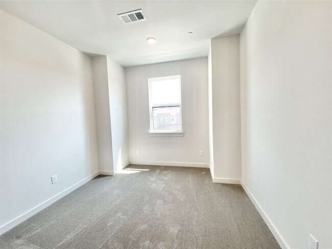 Building Photo - 837 Emerling Dr