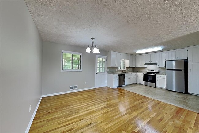 Building Photo - 151 Castleair Dr NE