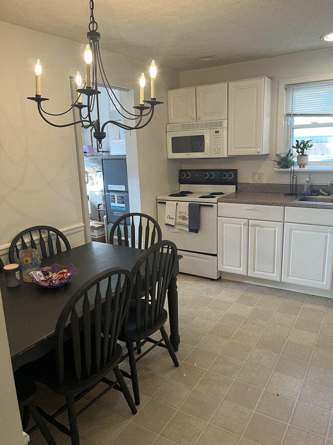 Dining area in Kitchen - 44 W Adams St