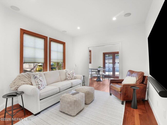 Building Photo - 322 6th St