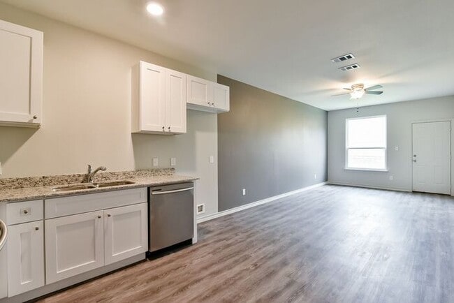 Building Photo - Fort Worth Duplex NOW LEASING for a June M...