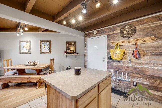 Building Photo - Treehouse Condo - 2 Bedroom/2 Bath Inviting Condo w/All Utilities On Bus Route