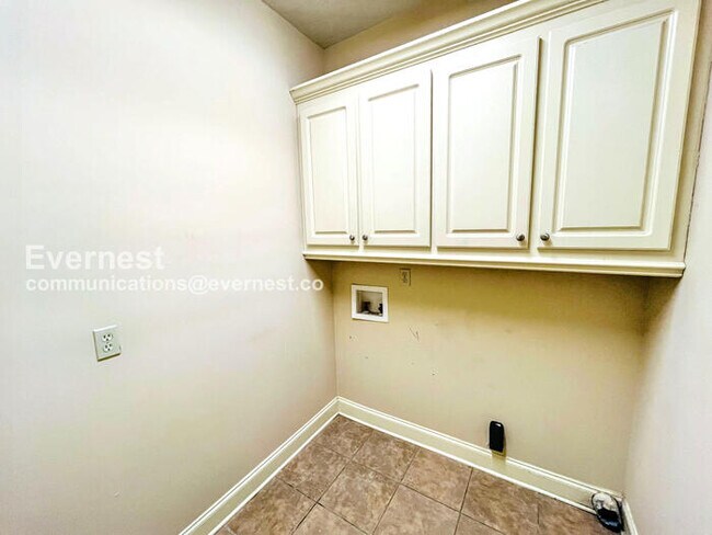 Building Photo - 3 Bed, 2 Bath Home with Garage / Pet-Friendly / Available Now!