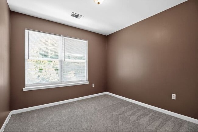 Building Photo - Lovely End Unit 3-Level Townhome in Kingsv...