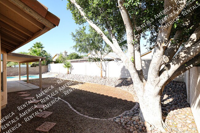Building Photo - 1105 N Quail