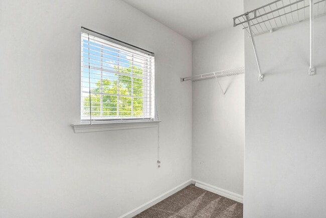 Building Photo - BEAUTIFUL TOWNHOUSE WITH COMMUNITY POOL