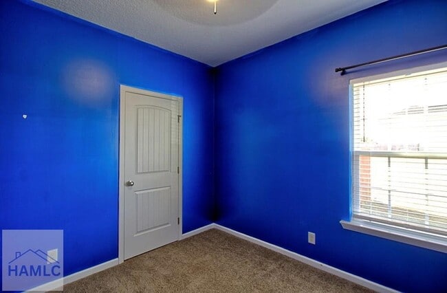 Building Photo - 452 Huntington Dr