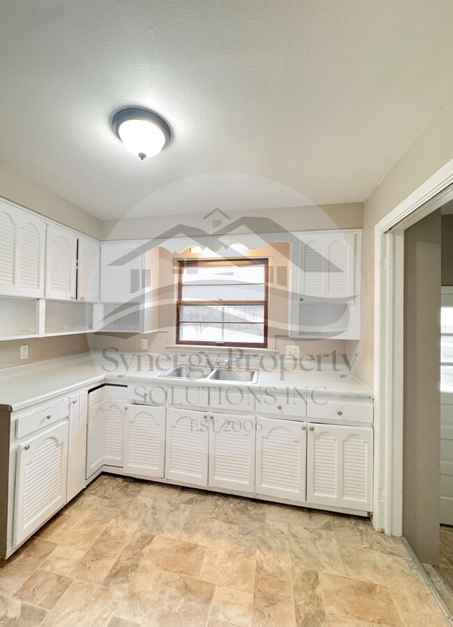 Building Photo - Madison Home with 2 Car Garage