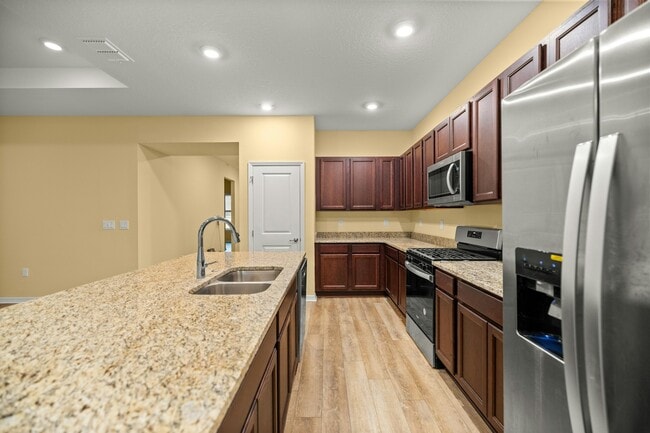 Building Photo - 6137 SW 70th Ave