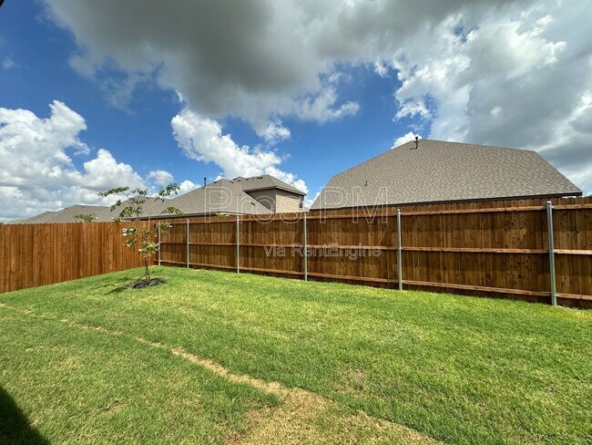 Building Photo - 5231 Meadow Ln