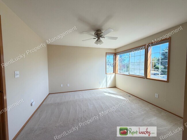 Building Photo - GORGEOUS 3 Bedroom Home in NE Tacoma! Spacious Yard, Beautiful Kitchen, and More!