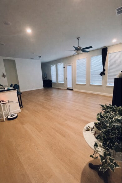 Building Photo - 5513 Traveller Dr